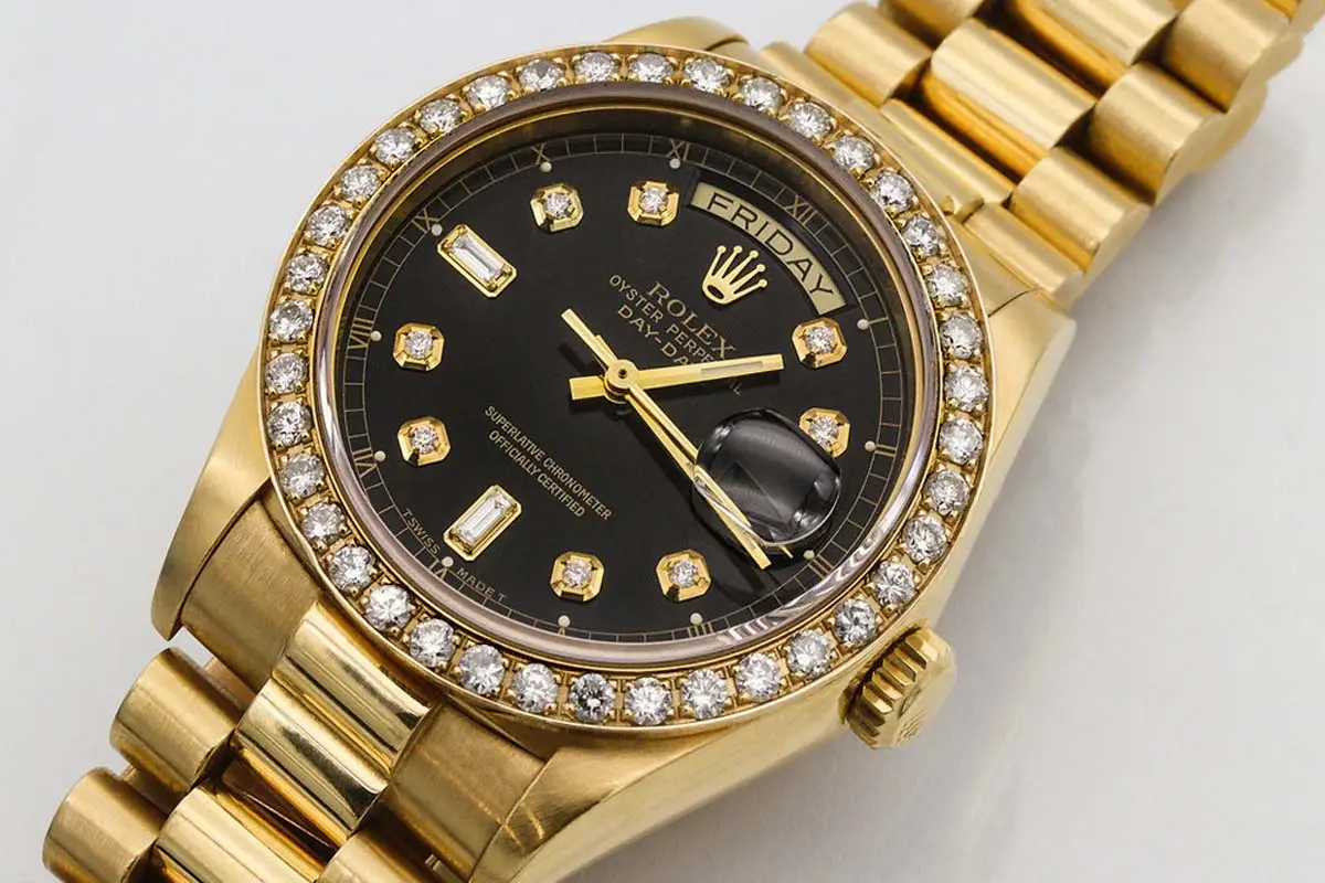Rolex Day-Date en or, cadran noir et lunette sertie de diamants