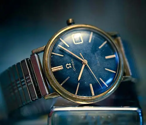 Omega vintage de collection, cadran bleu marine et boîtier doré